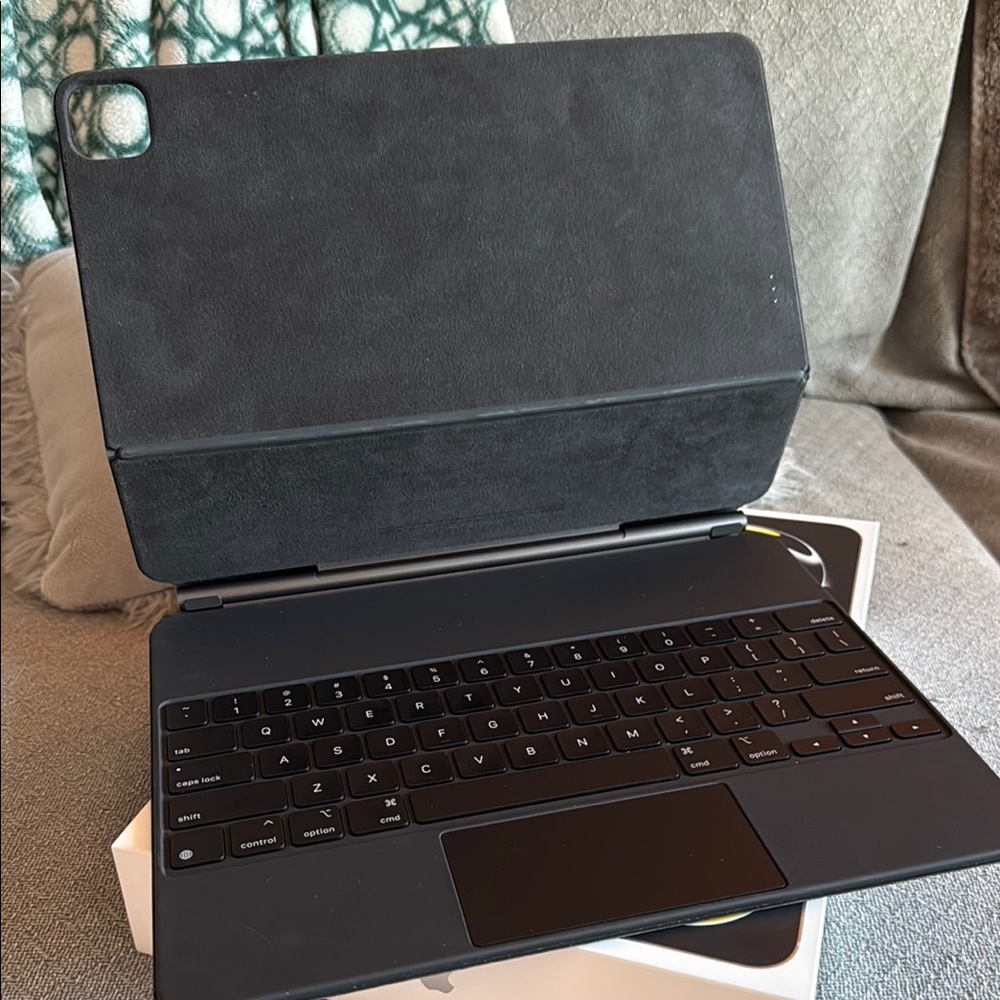 Apple Magic Keyboard with trackpad for iPad 12.9” (model a2480)